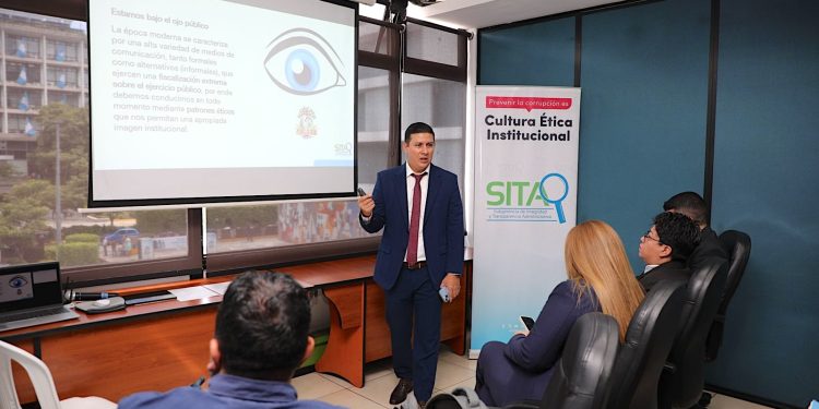 Directores departamentales de las unidades médicas del Instituto Guatemalteco de Seguridad Social fueron capacitados sobre integridad y transparencia. / Foto: IGSS.