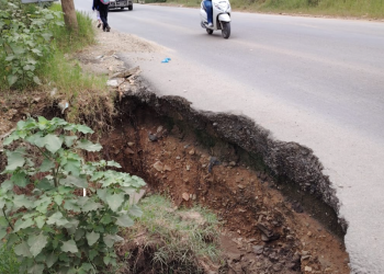Socavamiento en ruta Interamericana, en Huehuetenango, a causa de las lluvias. / Foto: Conred.