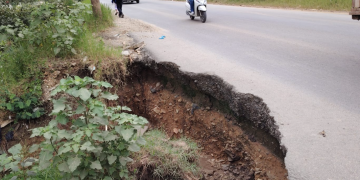 Socavamiento en ruta Interamericana, en Huehuetenango, a causa de las lluvias. / Foto: Conred.