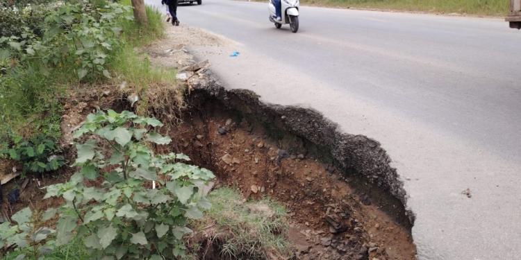 Socavamiento en ruta Interamericana, en Huehuetenango, a causa de las lluvias. / Foto: Conred.