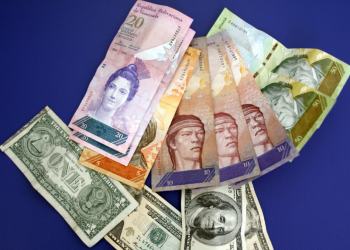 El dólar sigue fortaleciéndose frente a la economía de Venezuela. / Foto: EFE.