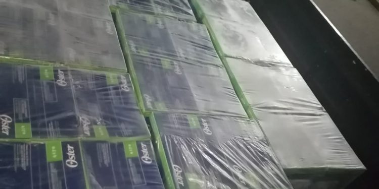 Oportuna denuncia ciudadana permite que agentes de la PNC logren la captura y recuperación de un lote de 52 licuadoras que momentos antes habían sido robadas en una bodega, en Malacatán, San Marcos. / Foto: PNC.