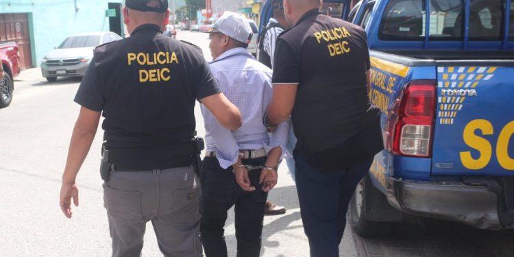 Propietario de tienda capturado por explotación laboral infantil. / Foto: PNC.