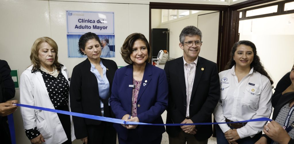 La vicepresidenta Karin Herrera, el ministro de Salud, Joaquín Barnoya y autoridades del Hospital General San Juan de Dios inauguraron la Clínica del Adulto Mayor, este lunes 7 de octubre. / Foto: Gilbert García.