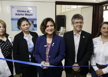 La vicepresidenta Karin Herrera, el ministro de Salud, Joaquín Barnoya y autoridades del Hospital General San Juan de Dios inauguraron la Clínica del Adulto Mayor, este lunes 7 de octubre. / Foto: Gilbert García.