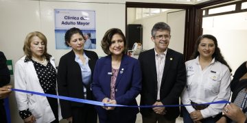 La vicepresidenta Karin Herrera, el ministro de Salud, Joaquín Barnoya y autoridades del Hospital General San Juan de Dios inauguraron la Clínica del Adulto Mayor, este lunes 7 de octubre. / Foto: Gilbert García.