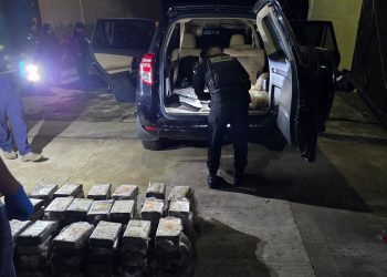 Agentes antinarcóticos lograron el decomiso de 99 paquetes de cocaína y la captura de una persona que los transportaba en un vehículo, en la aldea Las Palmas, Coatepeque, Quetzaltenango. / Foto: PNC.