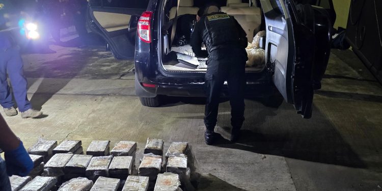 Agentes antinarcóticos lograron el decomiso de 99 paquetes de cocaína y la captura de una persona que los transportaba en un vehículo, en la aldea Las Palmas, Coatepeque, Quetzaltenango. / Foto: PNC.