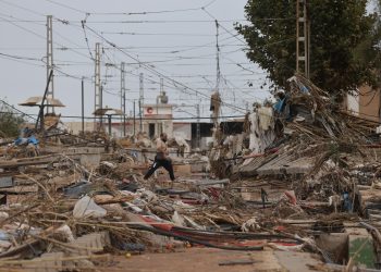 Las calles de distintas ciudades de Valencia continúan llenas de escombros luego de las inundaciones a causa del temporal que afectó la zona el martes por la noche.