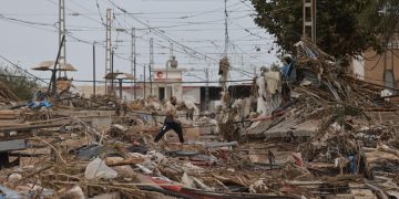 Las calles de distintas ciudades de Valencia continúan llenas de escombros luego de las inundaciones a causa del temporal que afectó la zona el martes por la noche.