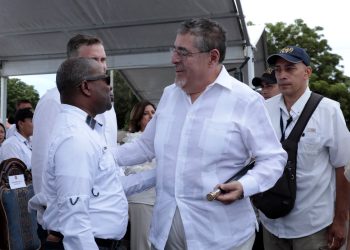 El subsecretario de Estado de Estados Unidos para la lucha contra el narcotráfico, Todd Robinson, y el presidente Bernardo Arévalo, durante recepción del buque GC-871 Hunahpú, para combatir el crimen organizado.