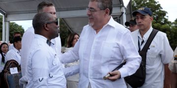 El subsecretario de Estado de Estados Unidos para la lucha contra el narcotráfico, Todd Robinson, y el presidente Bernardo Arévalo, durante recepción del buque GC-871 Hunahpú, para combatir el crimen organizado.