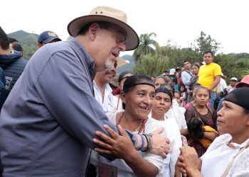Pobladores de Senahú recibieron al presidente Bernardo Arévalo.
