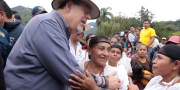 Pobladores de Senahú recibieron al presidente Bernardo Arévalo.