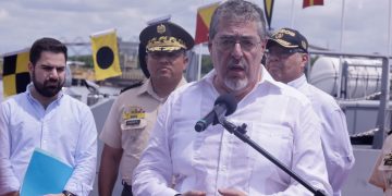 El presidente Bernardo Arévalo instó a los nuevos magistrados a recuperar la confianza en la justicia. /Foto: Diekéns Zamora