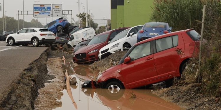 Minex en alerta por situación de connacionales en España afectados por tormenta DANA