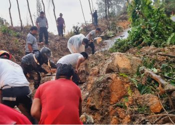 La Conred informó que varios bomberos con colaboración de vecinos despejan la ruta afectada por un deslizamiento de tierra ocurrido en el kilómetro 161+500 en la carretera RD-SUCH 14, en el municipio de Chicacao, Suchitepéquez.