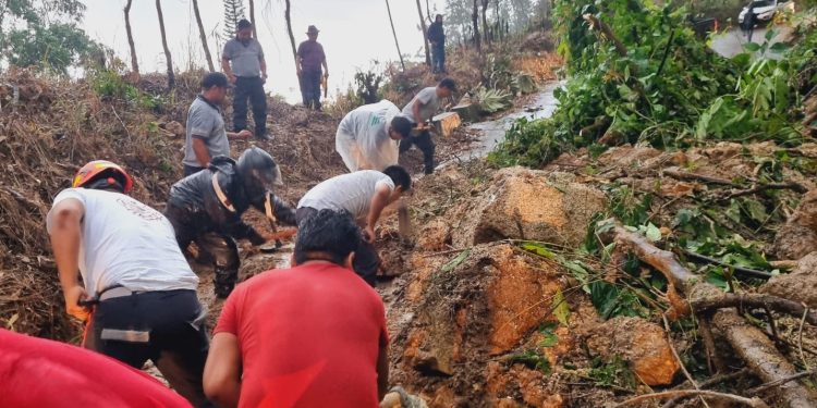 La Conred informó que varios bomberos con colaboración de vecinos despejan la ruta afectada por un deslizamiento de tierra ocurrido en el kilómetro 161+500 en la carretera RD-SUCH 14, en el municipio de Chicacao, Suchitepéquez.