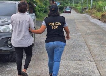 Investigadores de la PNC y fiscales del Ministerio Público detuvieron a una mujer acusada de asesinar a una joven de 18 años y su bebé que se encontraba en gestación, en Puerto Barrios, Izabal. / Foto: PNC.