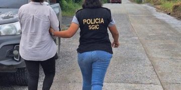 Investigadores de la PNC y fiscales del Ministerio Público detuvieron a una mujer acusada de asesinar a una joven de 18 años y su bebé que se encontraba en gestación, en Puerto Barrios, Izabal. / Foto: PNC.