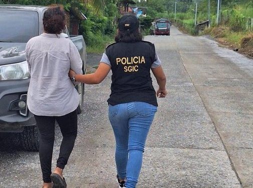 Investigadores de la PNC y fiscales del Ministerio Público detuvieron a una mujer acusada de asesinar a una joven de 18 años y su bebé que se encontraba en gestación, en Puerto Barrios, Izabal. / Foto: PNC.