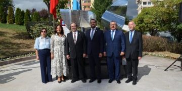 Develan escultura guatemalteca del “Ángel de la Paz” en Ankara, Türkiye
