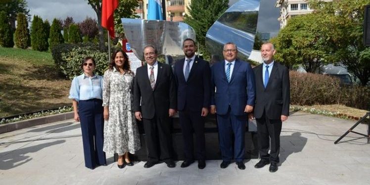 Develan escultura guatemalteca del “Ángel de la Paz” en Ankara, Türkiye