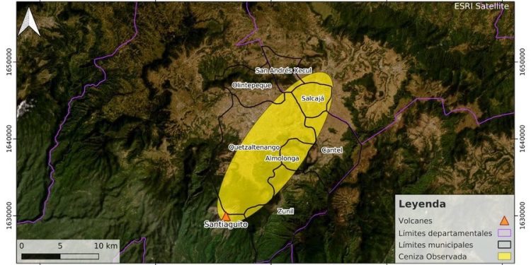 Insivumeh y Conred reportan actividad de los volcanes Santiaguito y Fuego, que han provocado la caÃ­da de ceniza en varios municipios aledaÃ±os.