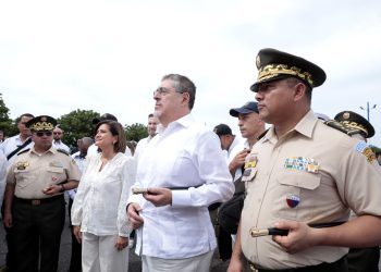El presidente Bernardo Arévalo y la vicepresidenta Karin Herrera, durante la recepción del buque GC-871 Hunahpú en la base Naval del Pacífico.