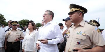 El presidente Bernardo Arévalo y la vicepresidenta Karin Herrera, durante la recepción del buque GC-871 Hunahpú en la base Naval del Pacífico.