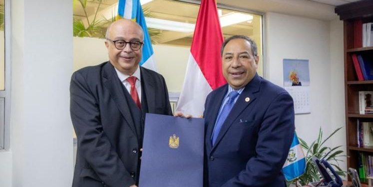 Embajador de Egipto presenta copias de estilo en Guatemala