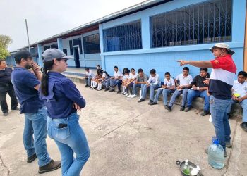 Estudiantes reciben capacitación del MAGA sobre insecticida orgánico. / Foto: MAGA.