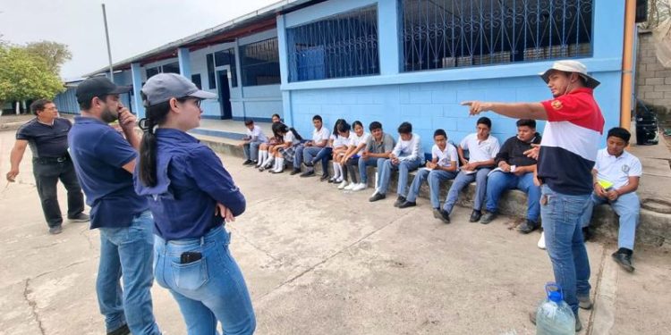 Estudiantes reciben capacitación del MAGA sobre insecticida orgánico. / Foto: MAGA.