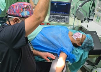 Médico prepara a paciente con enfermedad renal crónica para practicarle una fístula arteriovenosa.