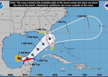 El huracán Milton, se desplaza en el Golfo de México con vientos de 240 km/h.