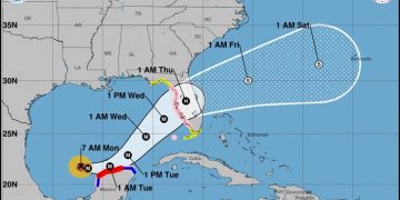 El huracán Milton, se desplaza en el Golfo de México con vientos de 240 km/h.