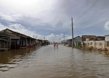 Emiten alerta de tornados para partes del sur de Florida por huracán Milton