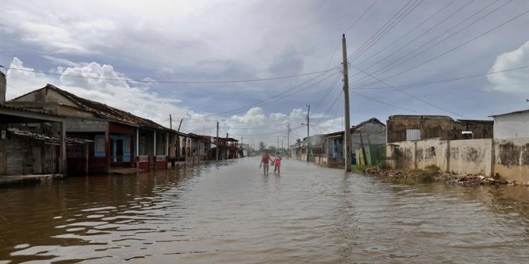 Emiten alerta de tornados para partes del sur de Florida por huracán Milton