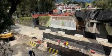 Desmantelan el antiguo puente Adolfo Mijangos. / Foto: Municipalidad de Guatemala.