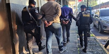 PNC captura a hombres y señalados de coyotaje. /Foto: PNC.