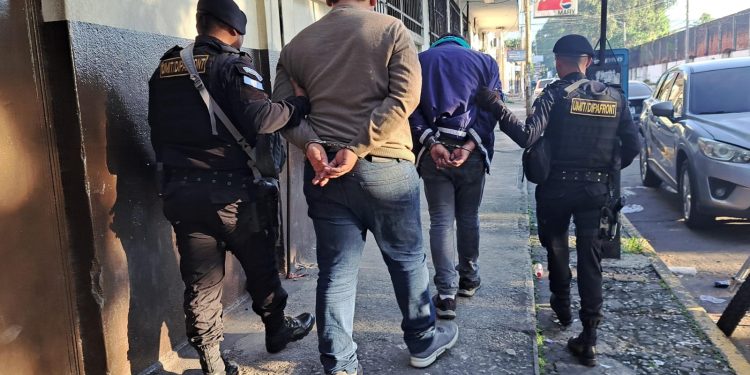 PNC captura a hombres y señalados de coyotaje. /Foto: PNC.