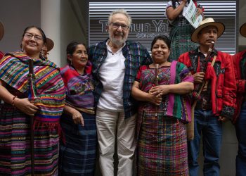El relator especial para el derecho al agua y saneamiento de la ONU, Pedro Armijo -centro-, posa junto a autoridades indígenas durante un encuentro de comunidades en San Pedro La Laguna, Sololá./Foto: EFE