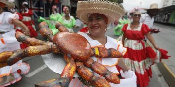 Indígenas y activistas marchan en Colombia para exigir compromisos serios sobre el clima. / Foto: EFE