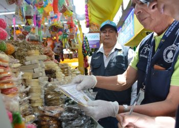 Para cuidar de la salud de los visitantes a las ventas de alimentos que se ubican en las afueras de la Iglesia de Santo Domingo, personal del Ministerio de Salud Pública y Asistencia Social verificó tarjetas de salud y de manipulación de alimentos. / Foto: MSPAS.