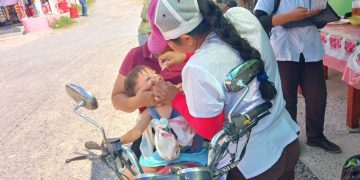 Salubristas van en busca de niños para impulsar el cuidado de la salud por medio de la vacunación. / Foto: MSPAS.