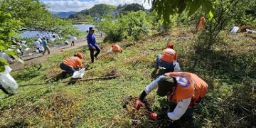 La Secretaría Ejecutiva de la Conred junto con otras entidades realizó una jornada de limpieza y reforestación en los alrededores del Lago de Amatitlán. / Foto: Conred.