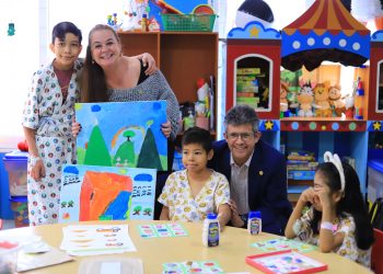 Los ministros de Educación y de Salud comparten con niños atendidos por la escuela instalada en el Hospital Roosevelt. / Foto: Mineduc.