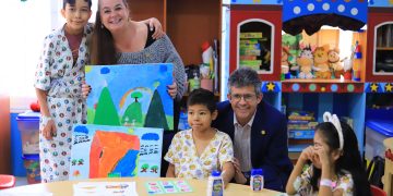 Los ministros de Educación y de Salud comparten con niños atendidos por la escuela instalada en el Hospital Roosevelt. / Foto: Mineduc.