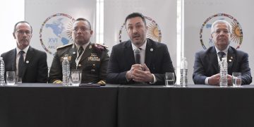 El ministro de Defensa, Hendy Sáenz -segundo- participa en la XVI Conferencia de Ministros de Defensa de las América que se desarrolla en Mendoza, Argentina.