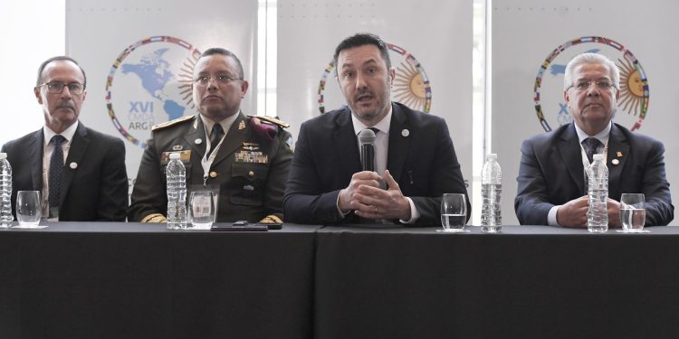 El ministro de Defensa, Hendy Sáenz -segundo- participa en la XVI Conferencia de Ministros de Defensa de las América que se desarrolla en Mendoza, Argentina.